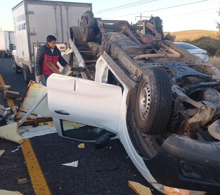 Se registra aparatosa volcadura en carretera federal 54