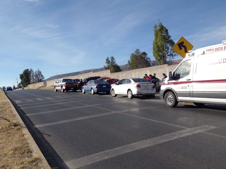Se queda sin frenos y choca dos vehículos estacionados