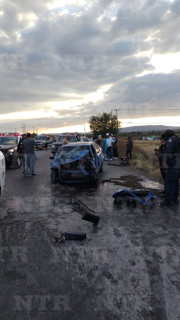 Aparatoso accidente carretero deja seis lesionados