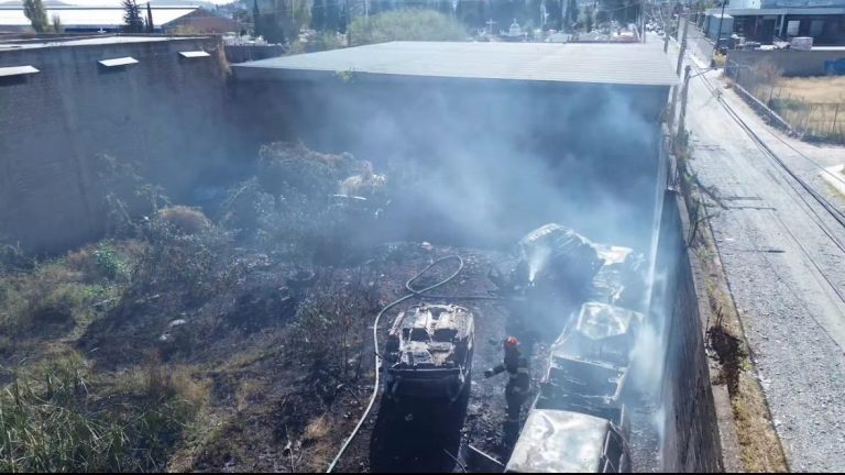 Se incendia lote con chatarra en el Barrio Alto