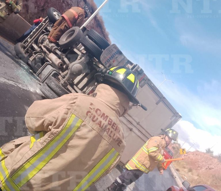 Se vuelca camión de carga en bulevar Bicentenario