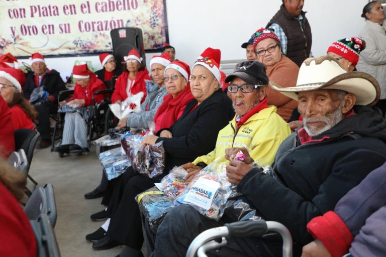 Celebran posada navideña con adultos mayores de Plateros