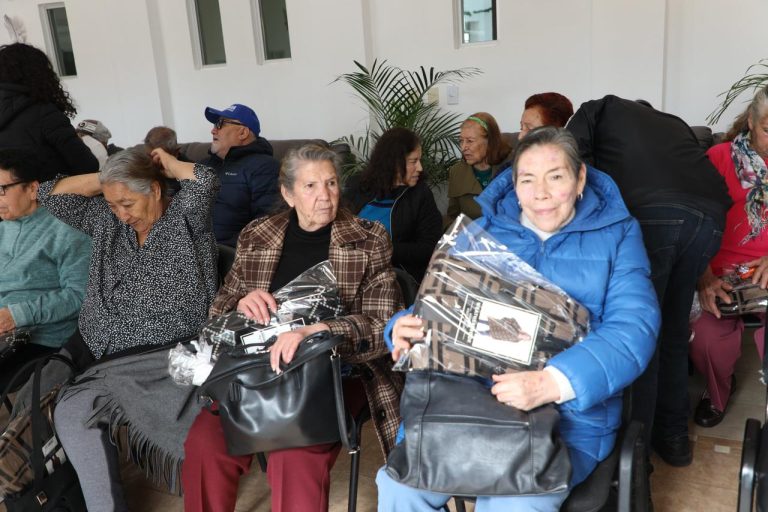 Entregan cobijas, bolos y chamarras a adultos mayores