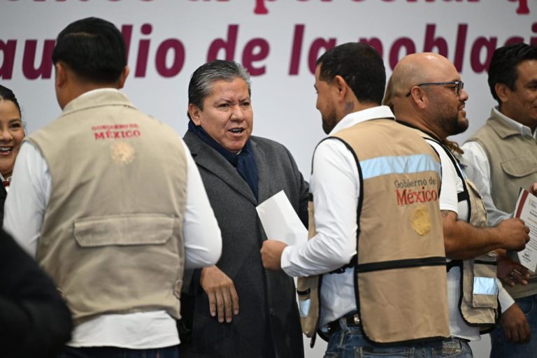 Entregan reconocimientos a personal por apoyo a la población