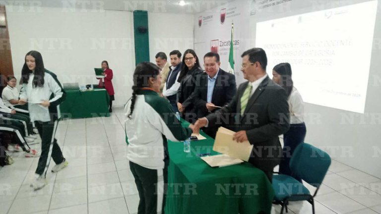 Entrega Cobaez reconocimientos a docentes y alumnos