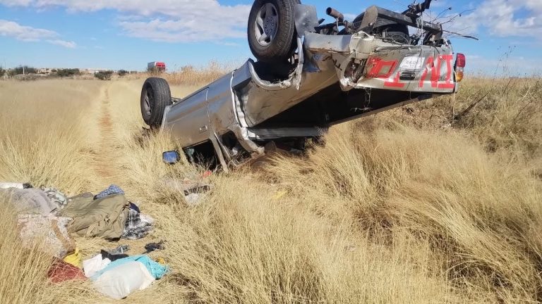 Volcadura en Río Grande deja daños materiales
