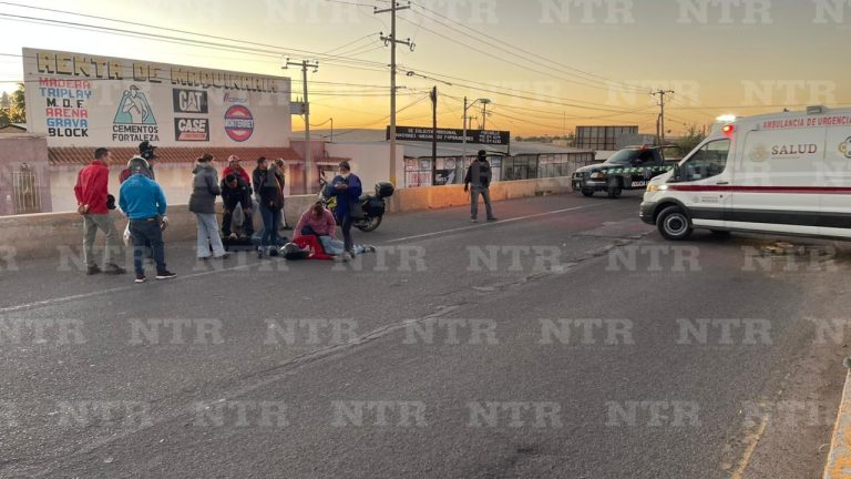 Jóvenes sufren aparatosa caída de su moto