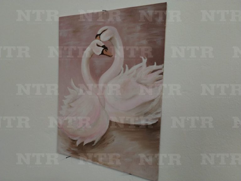 Estudiantes de pintura exhiben sus creaciones
