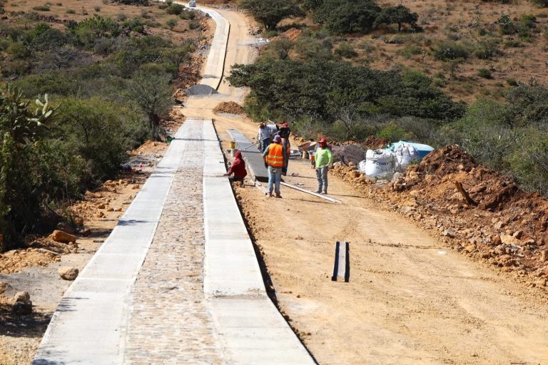 Avanza 70% construcción de camino artesanal