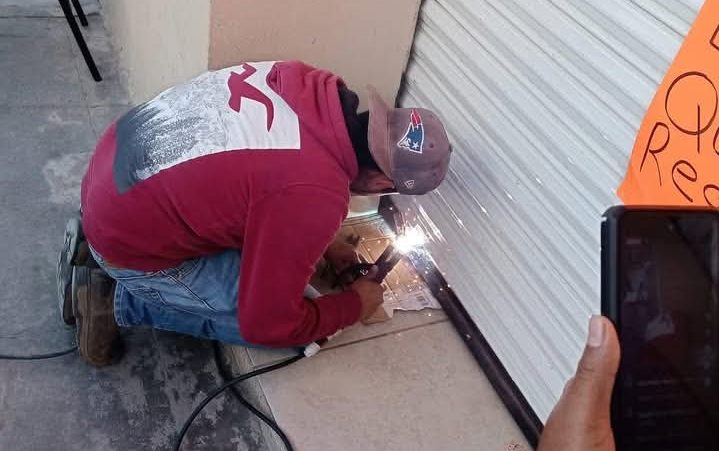 Bloquean CFE por apagones en Sain Alto