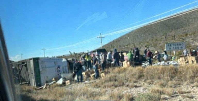Vuelca tráiler cargado de cervezas; hubo rapiña