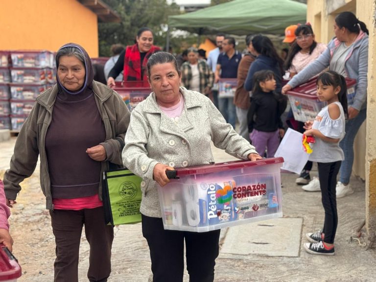 Entregan canastas básicas en San Gabriel