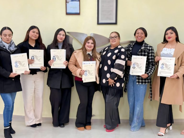 Reciben títulos 40 estudiantes del Cecytez