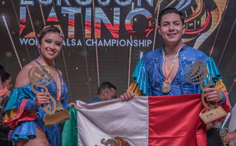 Conquistan bailarines el mundial de salsa