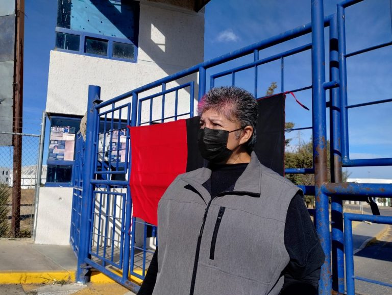 Bloquean campus Siglo 21; exigen carga laboral