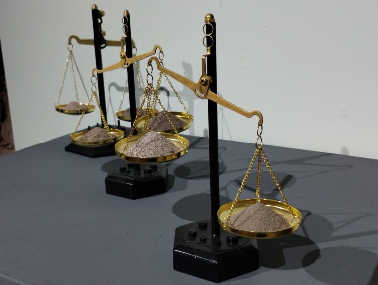 El polvo se vuelve Resonancia Material de la Existencia