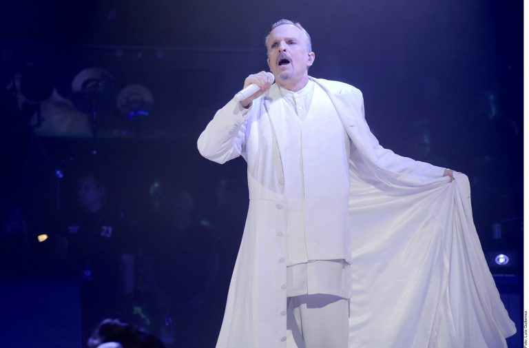 Emociona Bosé a regios; busca dejar un mundo mejor