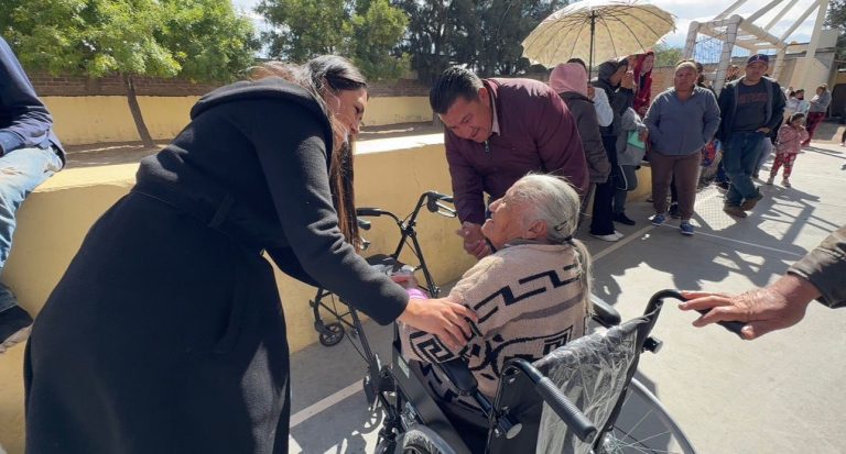 Entregan aparatos funcionales a personas con discapacidad y adultos mayores