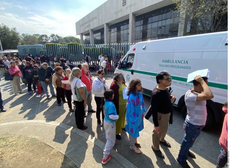 Hacen fila de horas; los citan para mayo