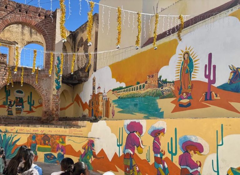 Jóvenes transforman espacios con murales