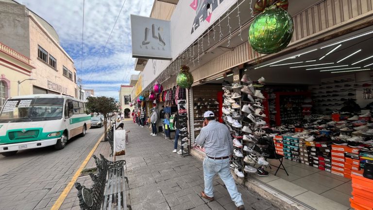 Comerciantes iluminan el centro de la ciudad