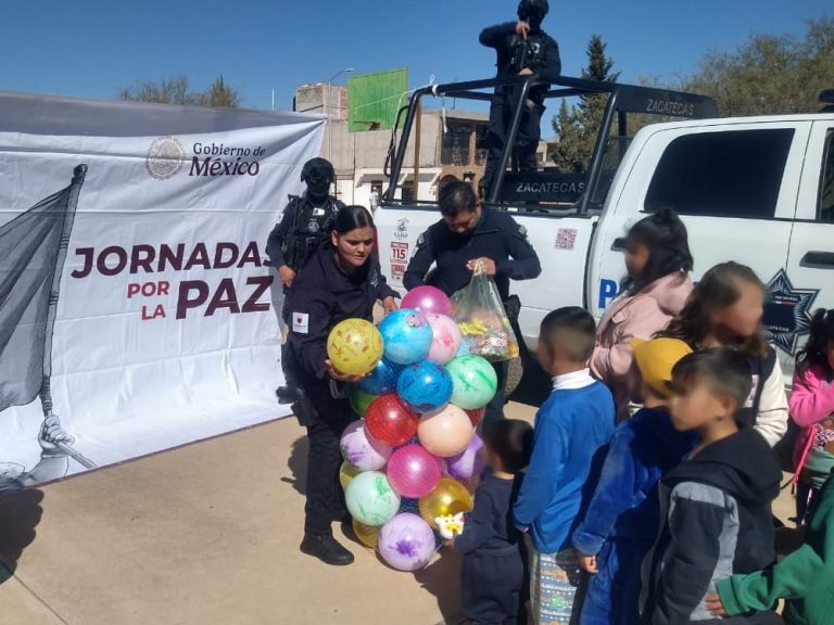 Policías entregan juguetes en Calera