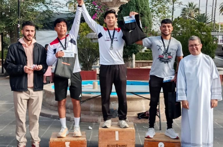 Premian a los ganadores de la carrera en honor a la Virgen de Loreto