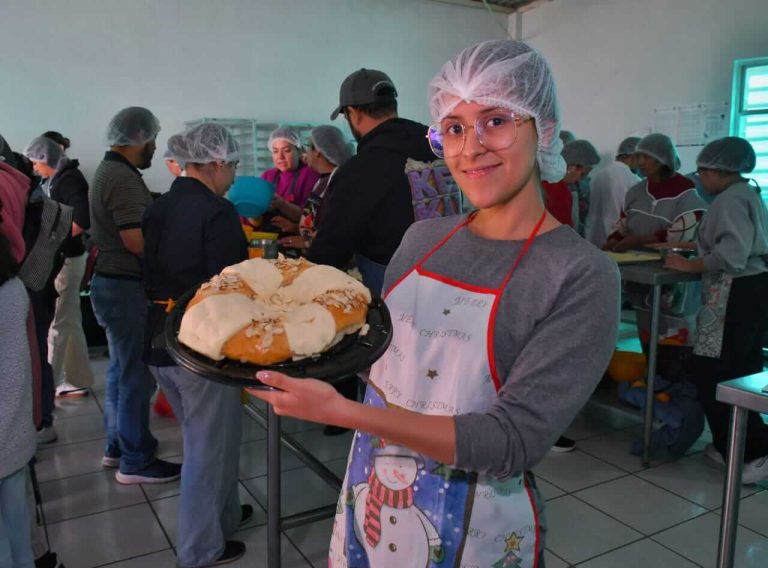 Realizan taller para elaborar Rosca de Reyes