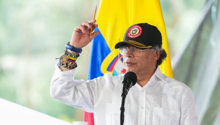 Reitera Trump amenaza a Petro a quien tacha de «alborotador»