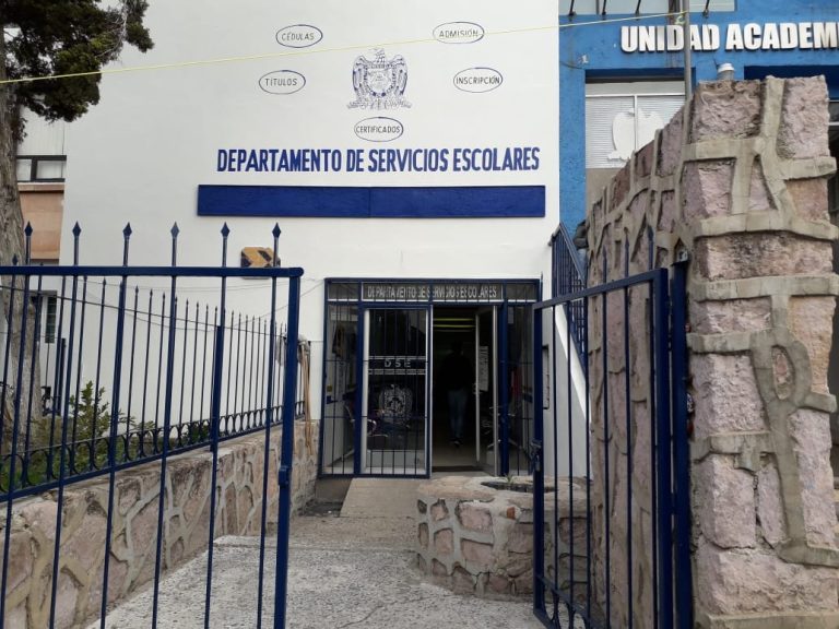 Retrasos en títulos desespera a egresados