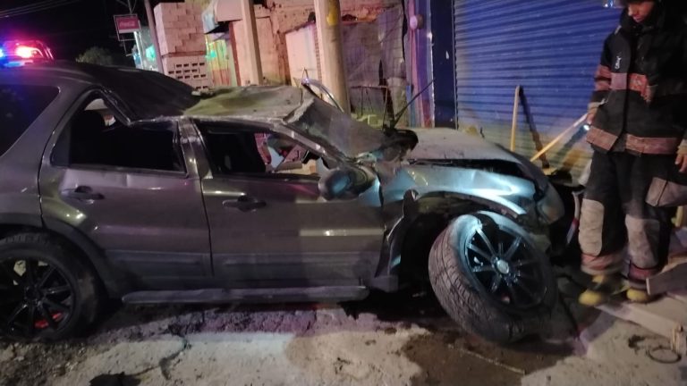 Se vuelca camioneta en la colonia Europa