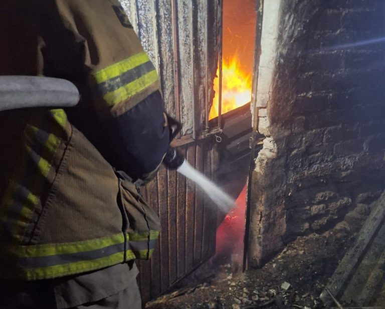 Se incendia casa en la Lázaro; un bombero resultó lesionado