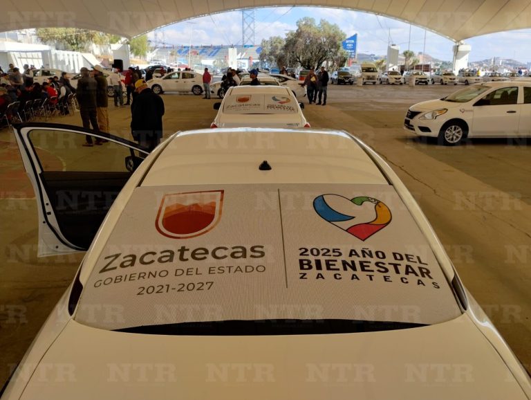 Entregan concesiones y subsidios a taxistas