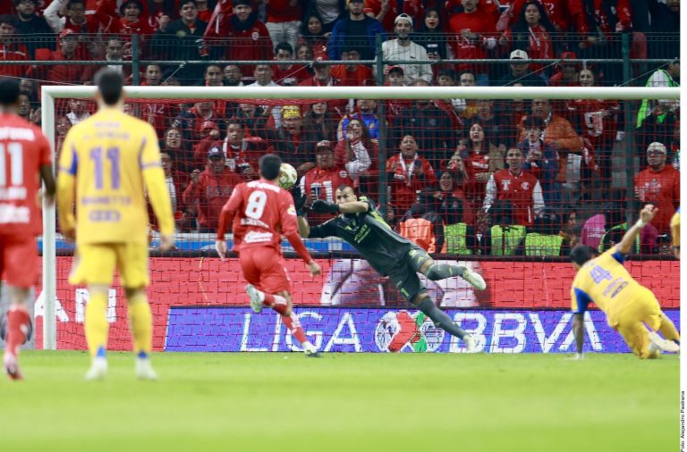 Toluca es bicampeón con Vega como héroe en penales