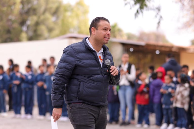 Visita Miguel Varela escuela primaria en Machines