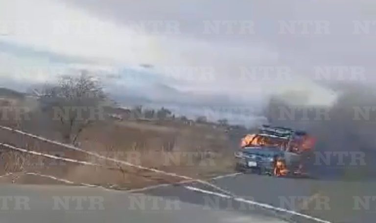 Se incendia camioneta por falla mecánica