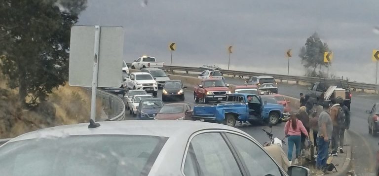 Chocan tres vehículos en bulevar Bicentenario