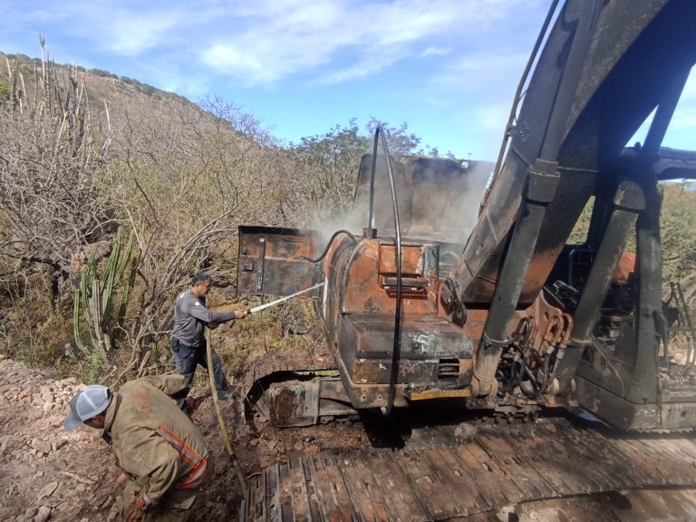 Se incendia retroexcavadora en Tlaltenango