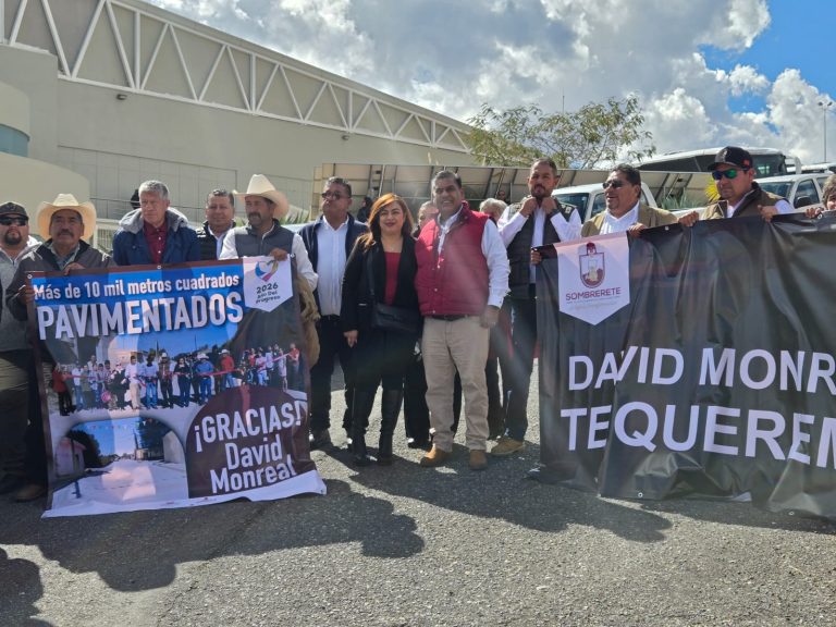Apoya Estado con vehículos y colocación de asfalto a Sombrerete