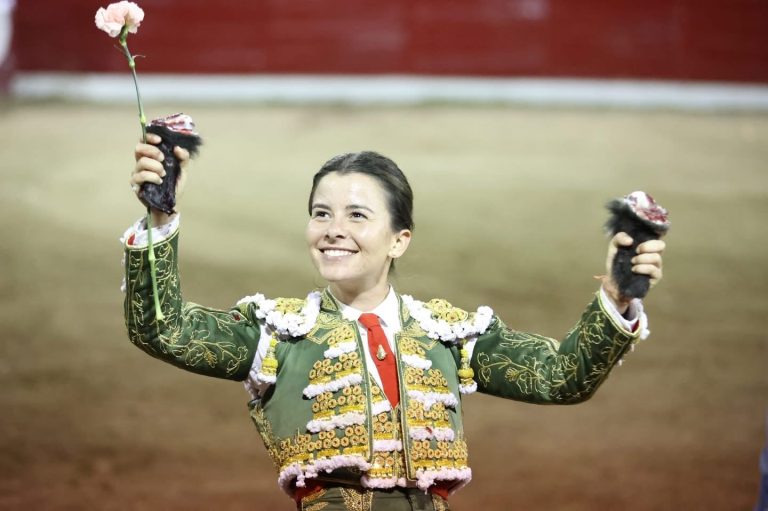 Miriam Cabas sale a hombros en la segunda corrida de feria en Tlaltenango
