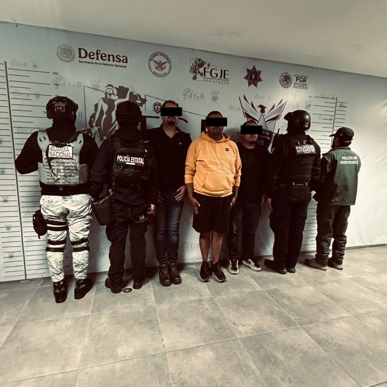 Detienen a tres personas por posesion de cartuchos