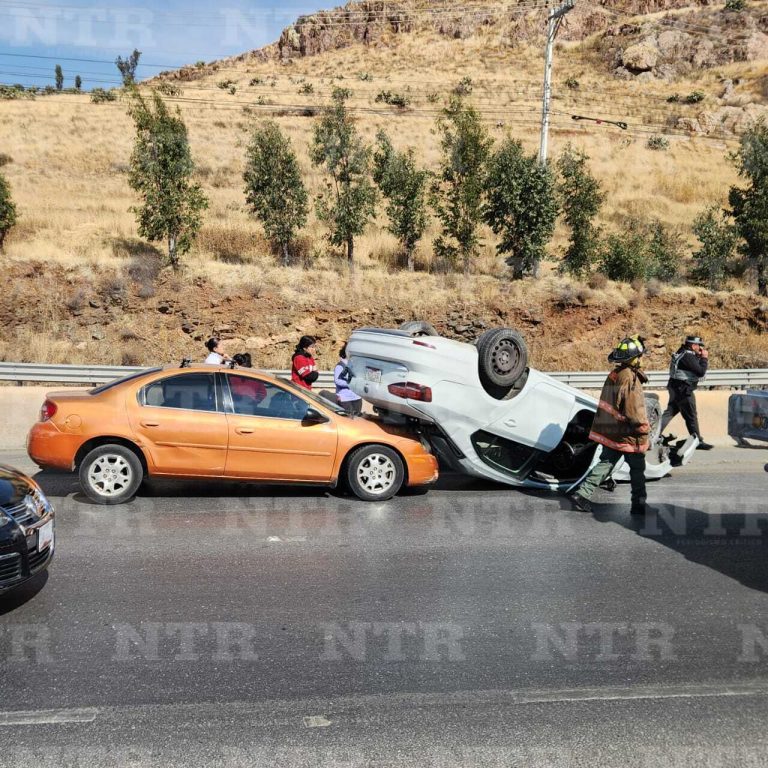 Choque entre tres autos ocasiona caos vial