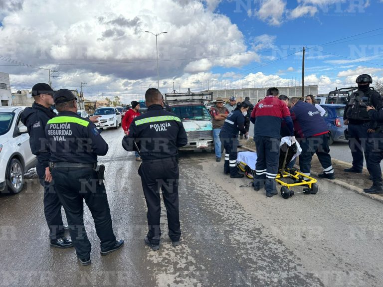Camioneta atropella a hombre en vialidad Siglo XXI