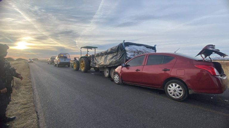 Auto se impacta contra tractor; hay un lesionado