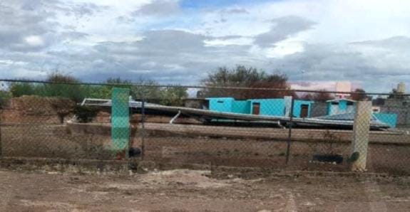 Fuertes vientos dejan dos lesionados y daños materiales