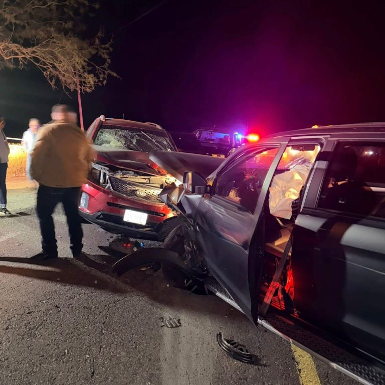 Invade carril y provoca accidente en la 54