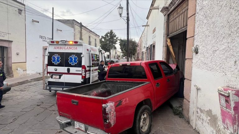 Termina adentro de una casa tras fuerte choque