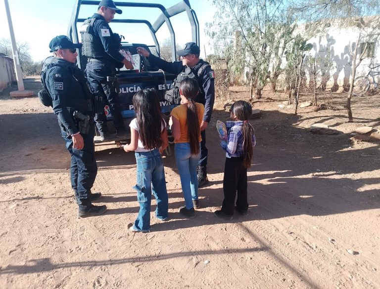 Policías regalan juguetes en 16 localidades