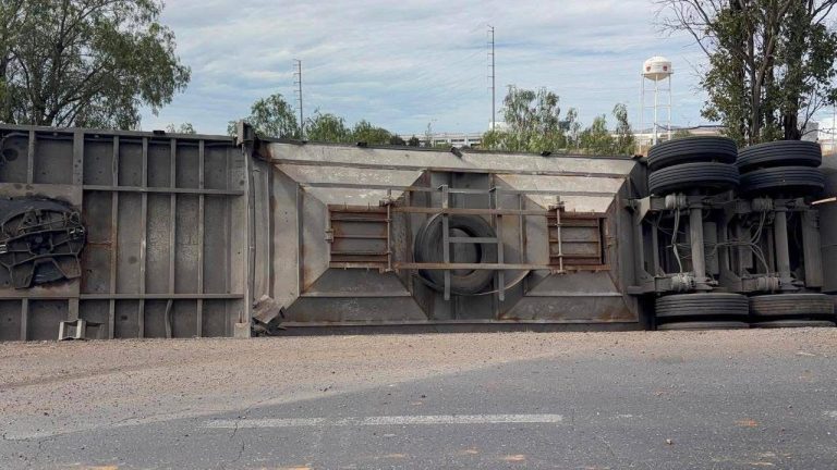 Se le desprende remolque a quinta rueda y vuelca