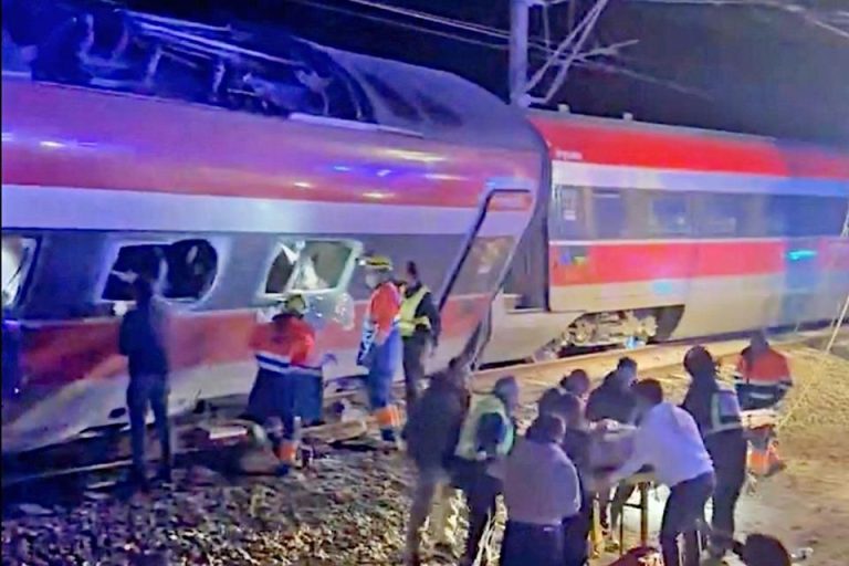 Chocan trenes en España; 21 muertos